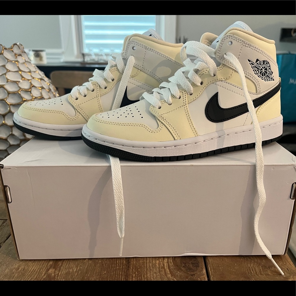 Jordan Sneakers Cream and Black High-Top
